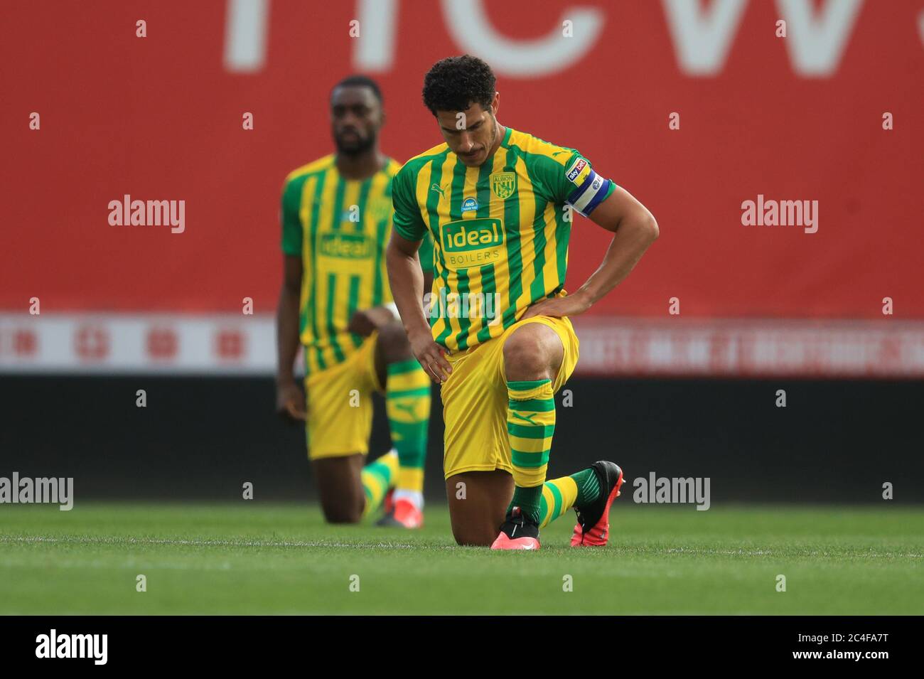 West Bromwich Albions Jake Livermore unterstützt die Black Lives Matter-Bewegung während des Sky Bet Championship-Spiels im Griffin Park, London. Stockfoto