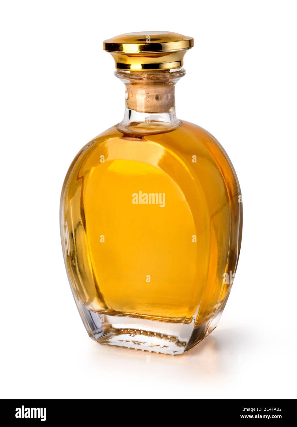 Whiskey Glasflasche isoliert auf weiß mit Clipping-Pfad Stockfoto