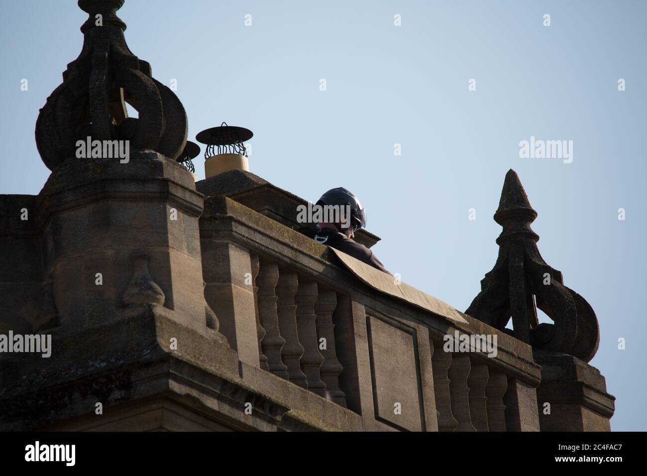 Oxford, Großbritannien. Juni 2020. Großbritannien. Gebäude im Oriel College, wo Cecil Rhodes Statue von Männern in Kletterausrüstung bewacht wird, während Protest auf dem Oriel College Platz vor sich geht. Quelle: Pete Lusabia/Alamy Live News Stockfoto
