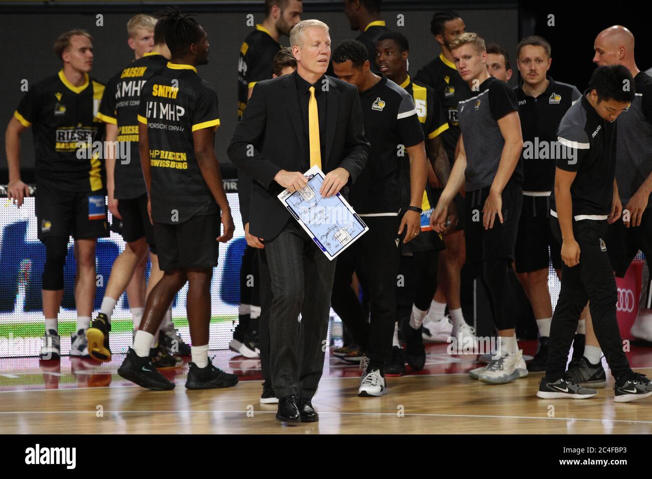 München, Deutschland. Juni 2020. Basketball: Basketball - Bundesliga-Endturnier, Alba Berlin - MHP Riesen Ludwigsburg, Finale, erste Etappe im Audi Dome. Der Ludwigsburger Trainer John Patrick (M) vor dem Spiel. Bild: Adam Pretty/Getty Images Europe/Pool/dpa/Alamy Live News Stockfoto