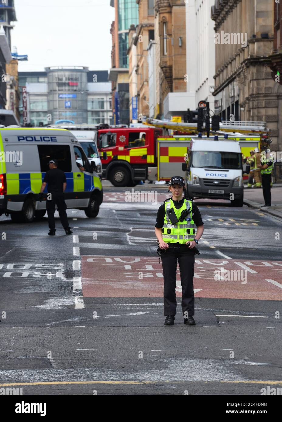 Glasgow, Schottland, Großbritannien. Juni 2020. Die Polizei beginnt mit Ermittlungen zu Knife-Angriffen im Park Inn Hotel im Zentrum von Glasgow, die dazu führten, dass drei Mitglieder der Öffentlichkeit starben und ein Polizist schwere Stichverletzungen erhielt. Bewaffnete Polizei schoss den Täter am Tatort tot, als die umliegenden Straßen abgesperrt wurden. Kredit. Douglas Carr/Alamy Live News Stockfoto