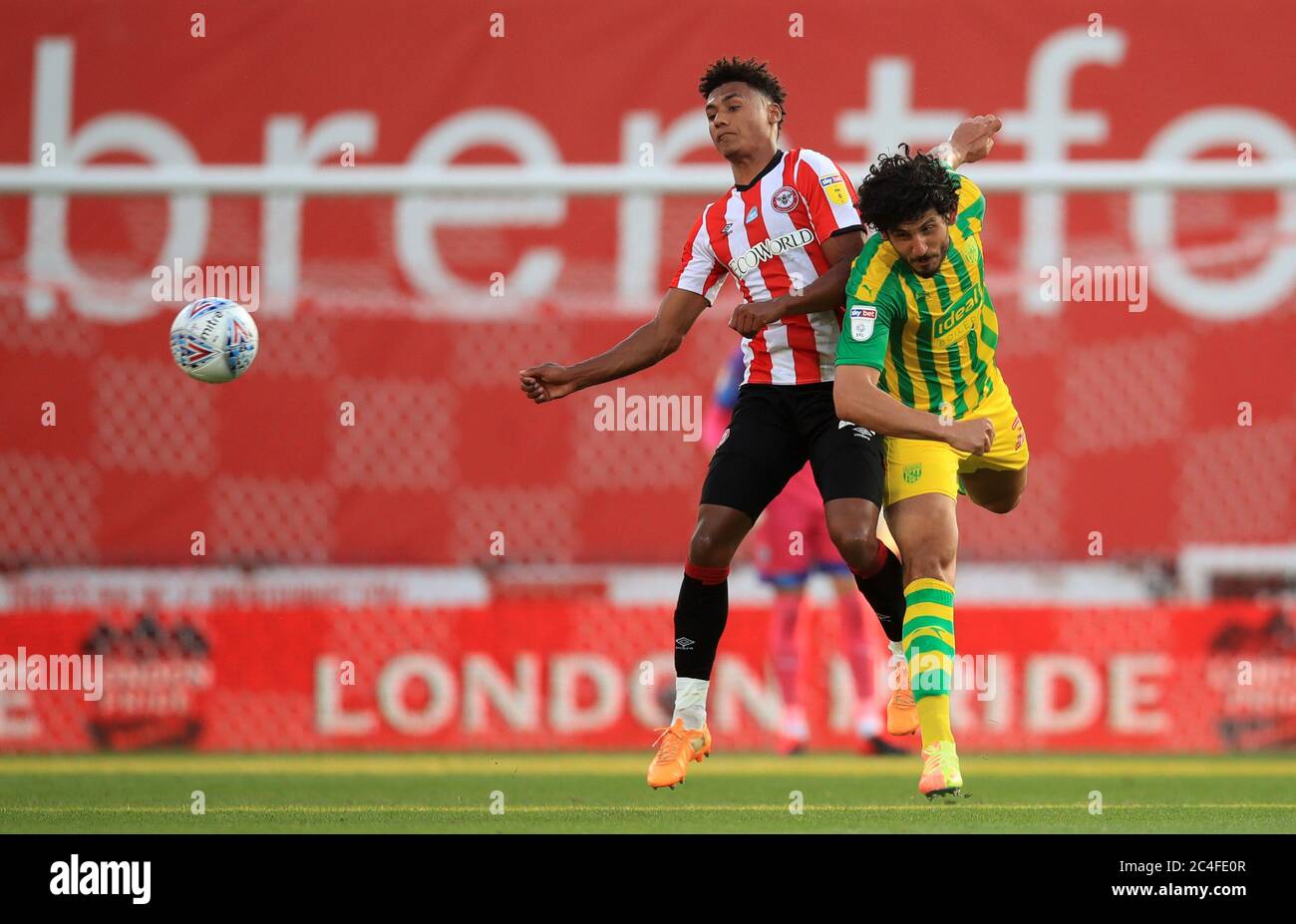 Brentfords Ollie Watkins und West Bromwich Albions Ahmed Hegazi während des Sky Bet Championship-Spiels im Griffin Park, London. Stockfoto