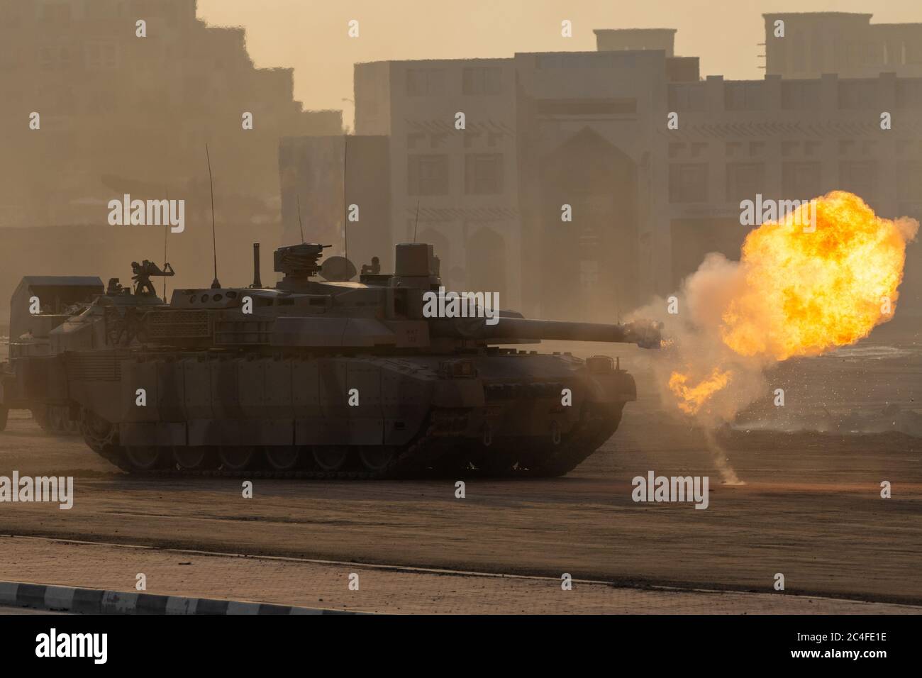 Militärische Explosion, Kämpfe, Krieg und Chaos. Tanks fahren durch den Rauch und Zerstörung. Militärisches Konzept. Stockfoto