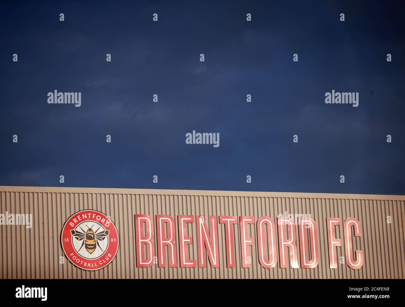 Ein allgemeiner Blick auf die Spitze eines Standes während des Sky Bet Championship Spiels im Griffin Park, London. Stockfoto