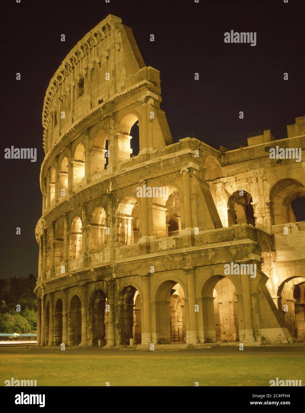 Das Kolosseum (Colosseo) beleuchtet in der Abenddämmerung, IV Templum Pacis, Rom (Roma), Region Latium, Italien Stockfoto