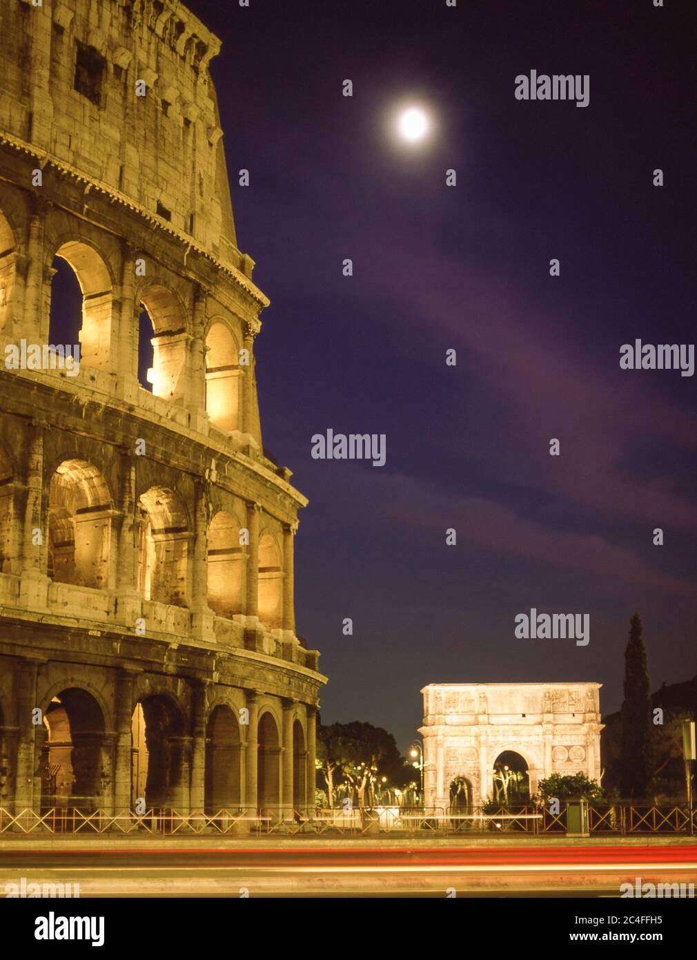 Das Kolosseum (Colosseo) beleuchtet in der Abenddämmerung, IV Templum Pacis, Rom (Roma), Region Latium, Italien Stockfoto