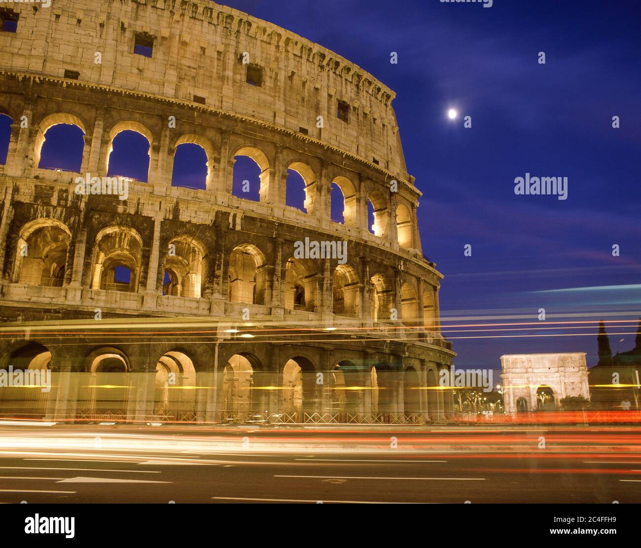Das Kolosseum (Colosseo) beleuchtet in der Abenddämmerung, IV Templum Pacis, Rom (Roma), Region Latium, Italien Stockfoto