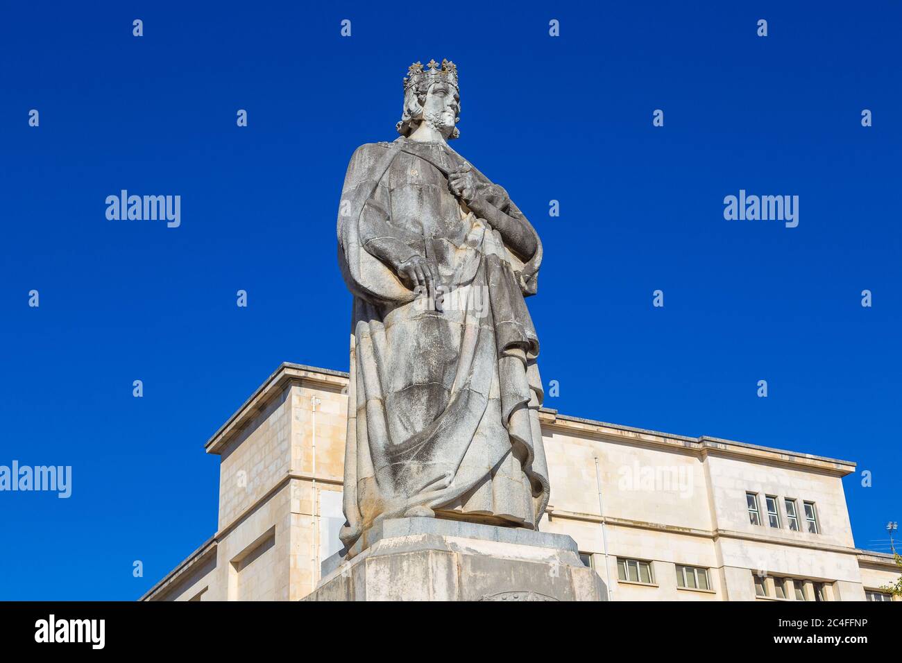 Statue von König Denis in der Universität Coimbra, Coimbra, Portugal an einem schönen Sommertag Stockfoto