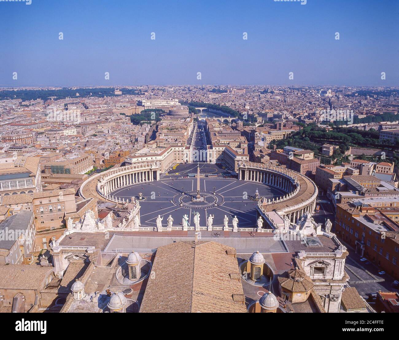 Blick von der Kuppel des Petersdoms (Basilica Papale di San Pietro in Vaticano) in der Abenddämmerung, Petersplatz, Rom (Roma), Region Latium, Italien Stockfoto