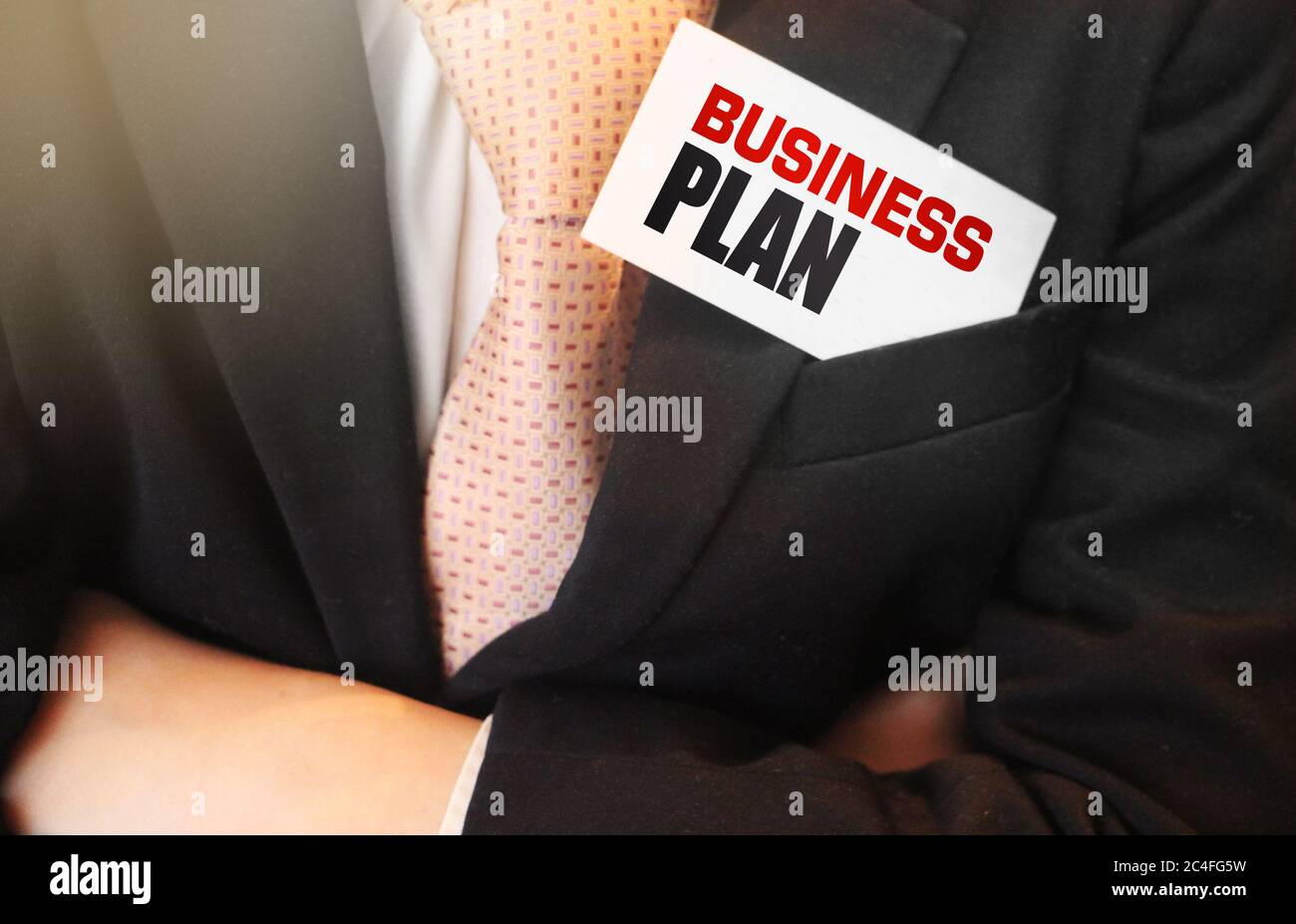 Business Plan Wörter auf einer Karte in der oberen Tasche des Geschäftsmannes. Geschäftsgewinn und Erfolgskonzept Stockfoto