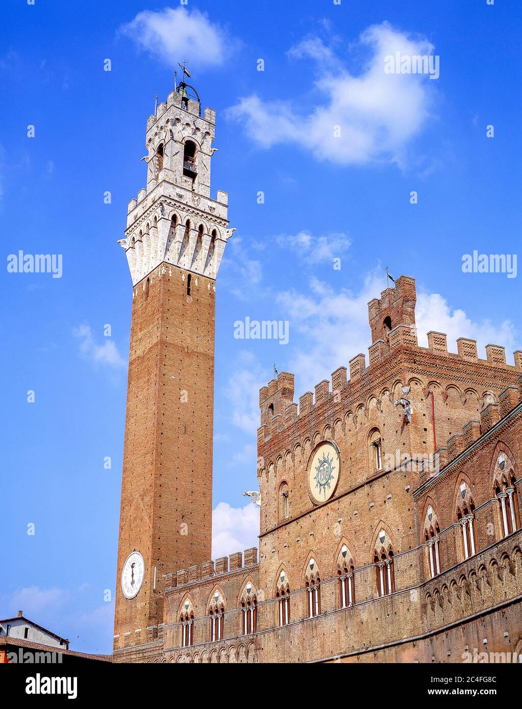 Blick auf den Palazzo Pubblico und Torre del Mangia (Mangia-Turm), Piazza Del Campo (Campo-Platz), Siena (Siena), Toskana, Italien Stockfoto