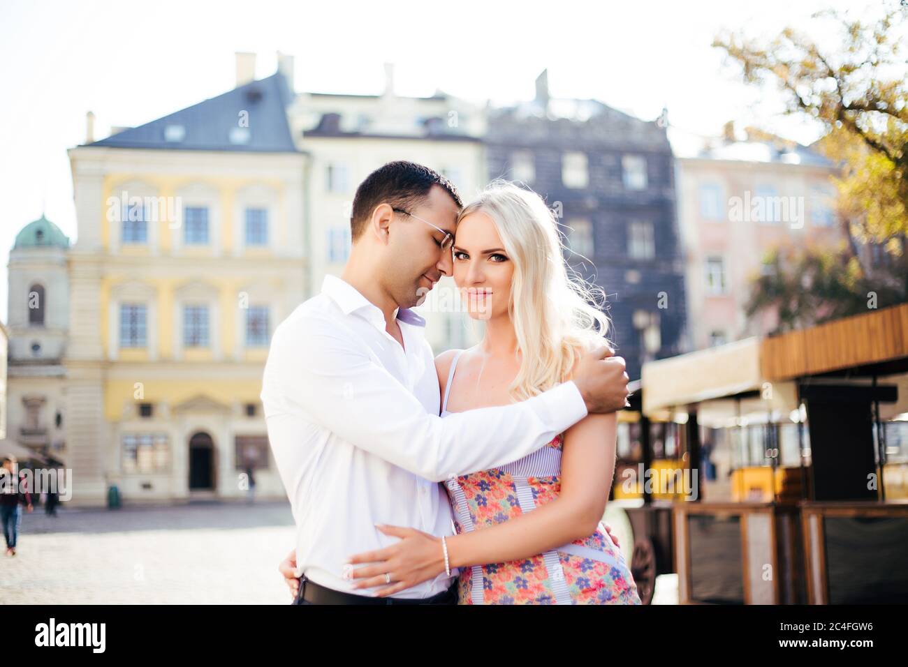 Junge Paare in der Liebe umarmen einander auf Stadthintergrund Stockfoto