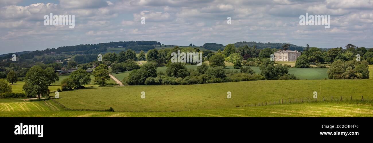 Panoramablick auf New Wardour Castle und die umliegende Landschaft in Wiltshire, Großbritannien am 27. Mai 2020 Stockfoto