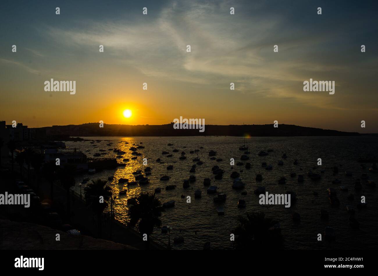 Silhouette Sonnenuntergang über St. Pauls Harbour Malta Stockfoto