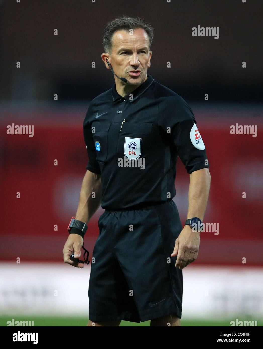 Schiedsrichter Keith Stroud während des Sky Bet Championship Spiels im Griffin Park, London. Stockfoto