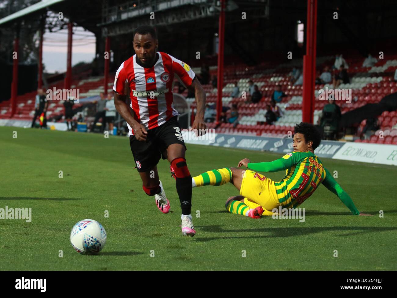 Brentfords Rico Henry bricht während des Sky Bet Championship-Spiels im Griffin Park, London. Stockfoto