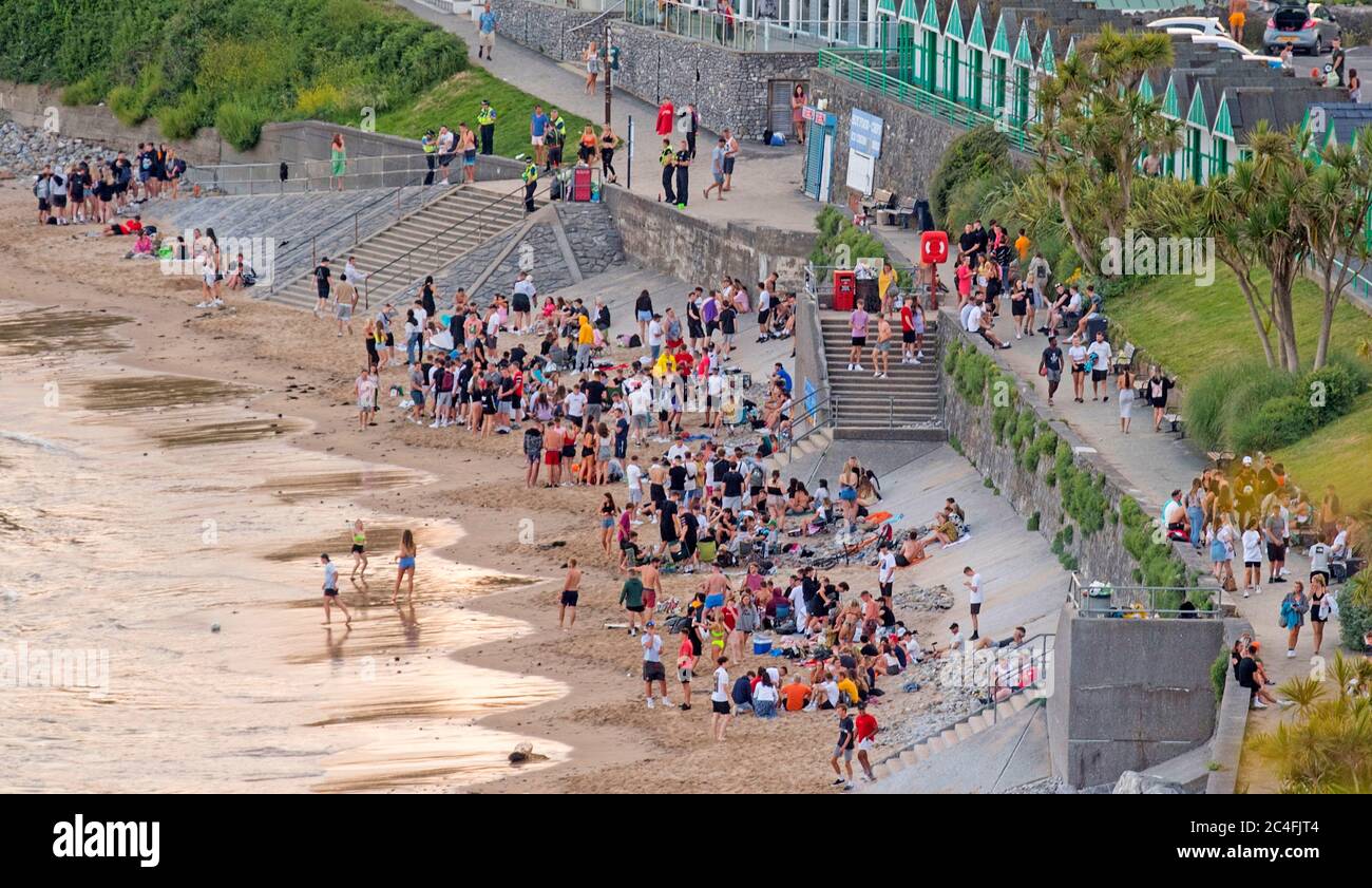 Langland Bay, Swansea, Großbritannien, 23. Juni 2020. Vielbeschäftigter Strand in Langland Bay in der Nähe von Swansea an diesem Abend während der Sperre wegen der Coronavirus-Pandemie. Stockfoto