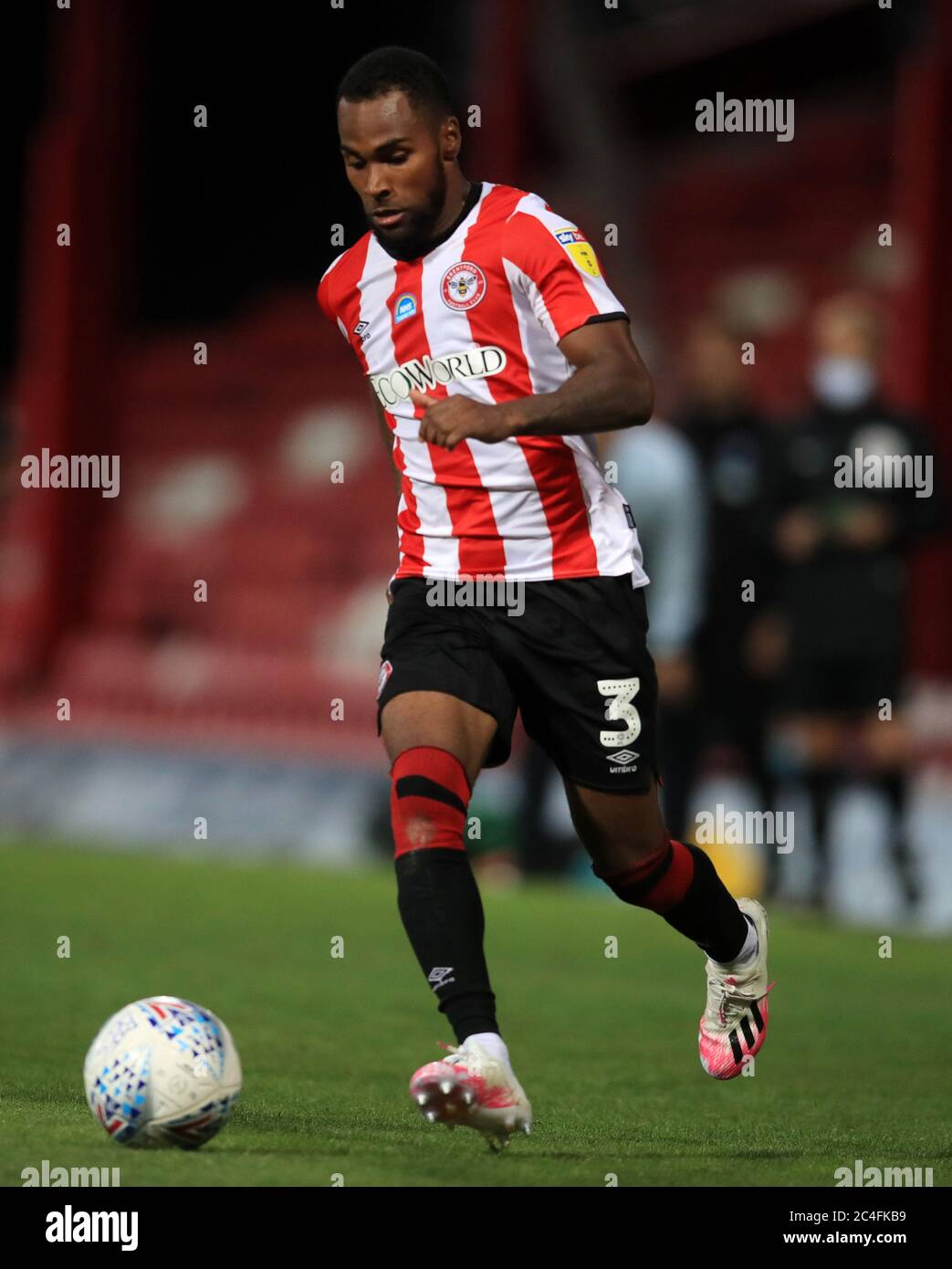 Brentfords Rico Henry während des Sky Bet Championship-Spiels im Griffin Park, London. Stockfoto