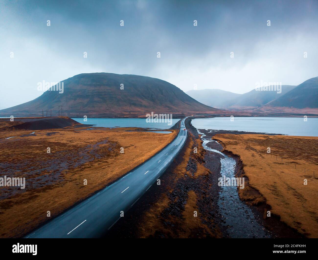 Malerische leere Straße in Island mit einzigartiger Landschaft und launisches Wetter in Snaefellsnes Halbinsel von Island Stockfoto