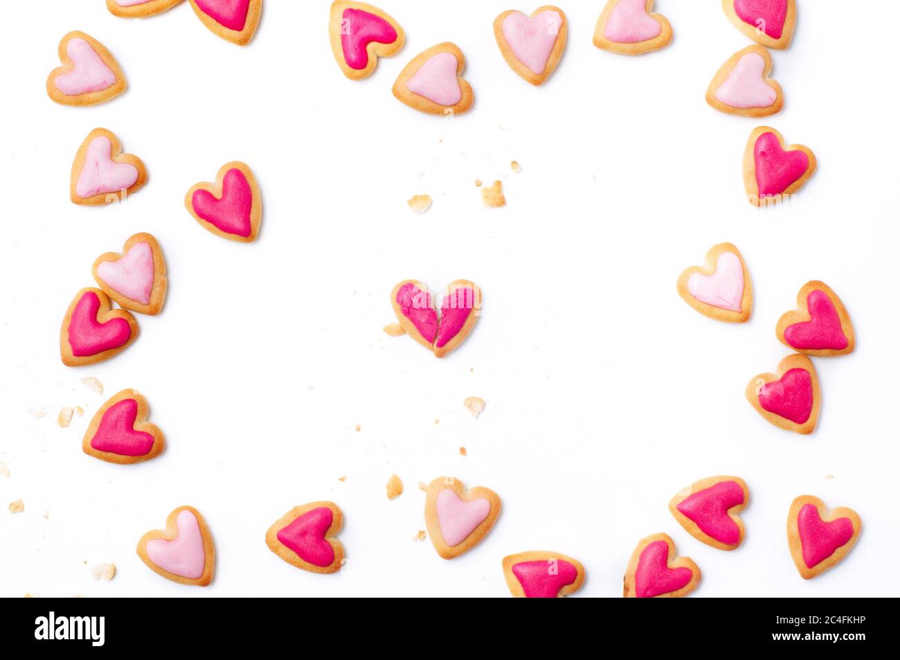 Gebrochene Herzform Cookie für Valentinstag auf weißem Hintergrund mit Leerzeichen für Text. Draufsicht, flach liegend. Stockfoto
