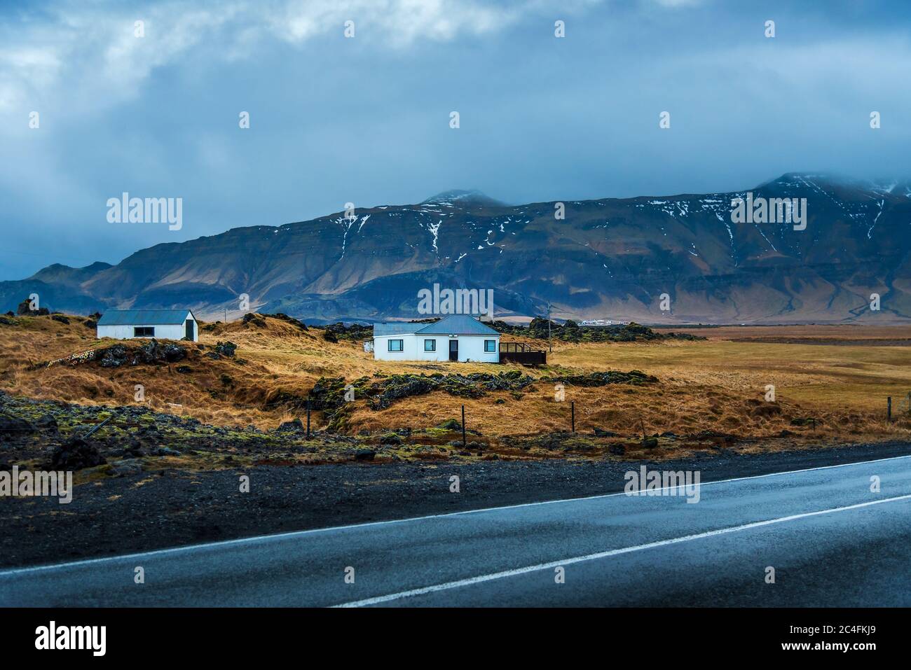 Isoliertes kleines Haus in Island an der goldenen Kreisstraße. Remote-Leben und Selbstisolation reisen abstrakt Stockfoto