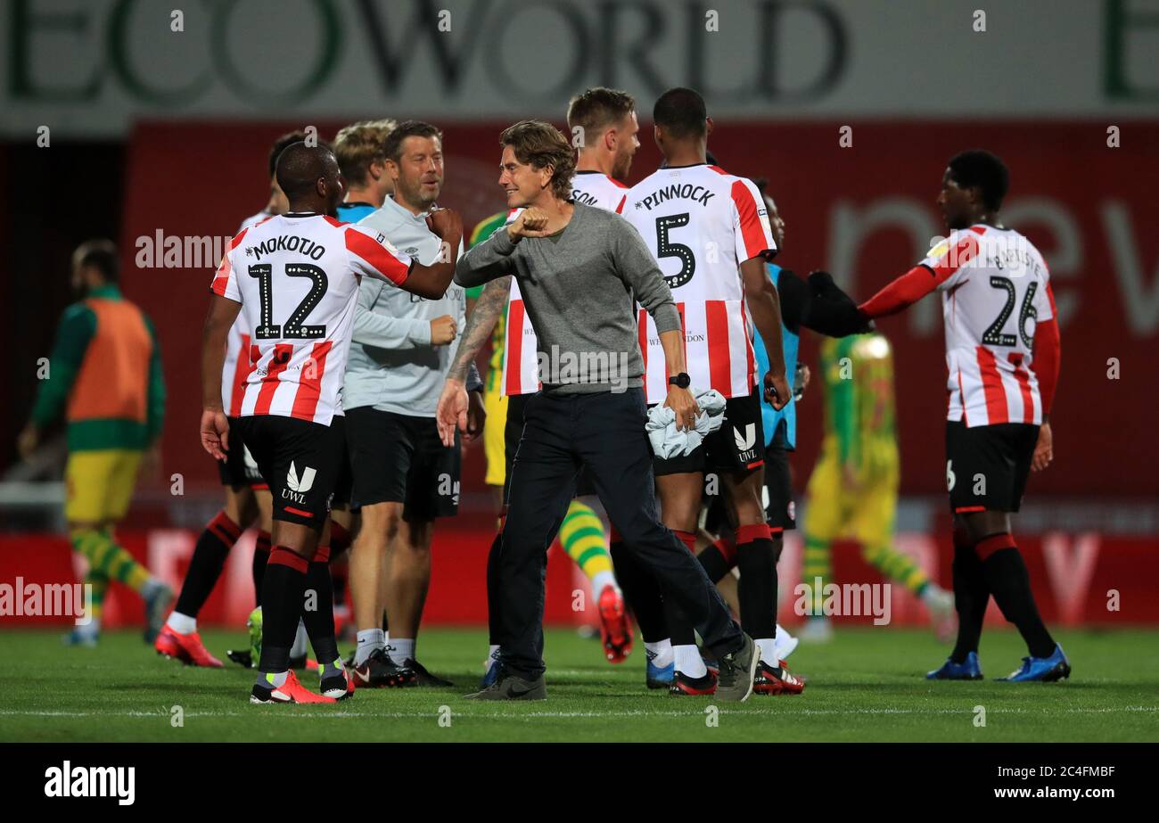 Brentford-Manager Thomas Frank feiert mit seinen Spielern nach dem Sky Bet Championship-Spiel im Griffin Park, London. Stockfoto
