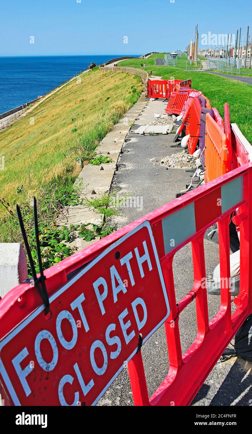 Gebrochener Zaun auf dem Weg an der Klippe aus Sicherheitsgründen geschlossen Stockfoto