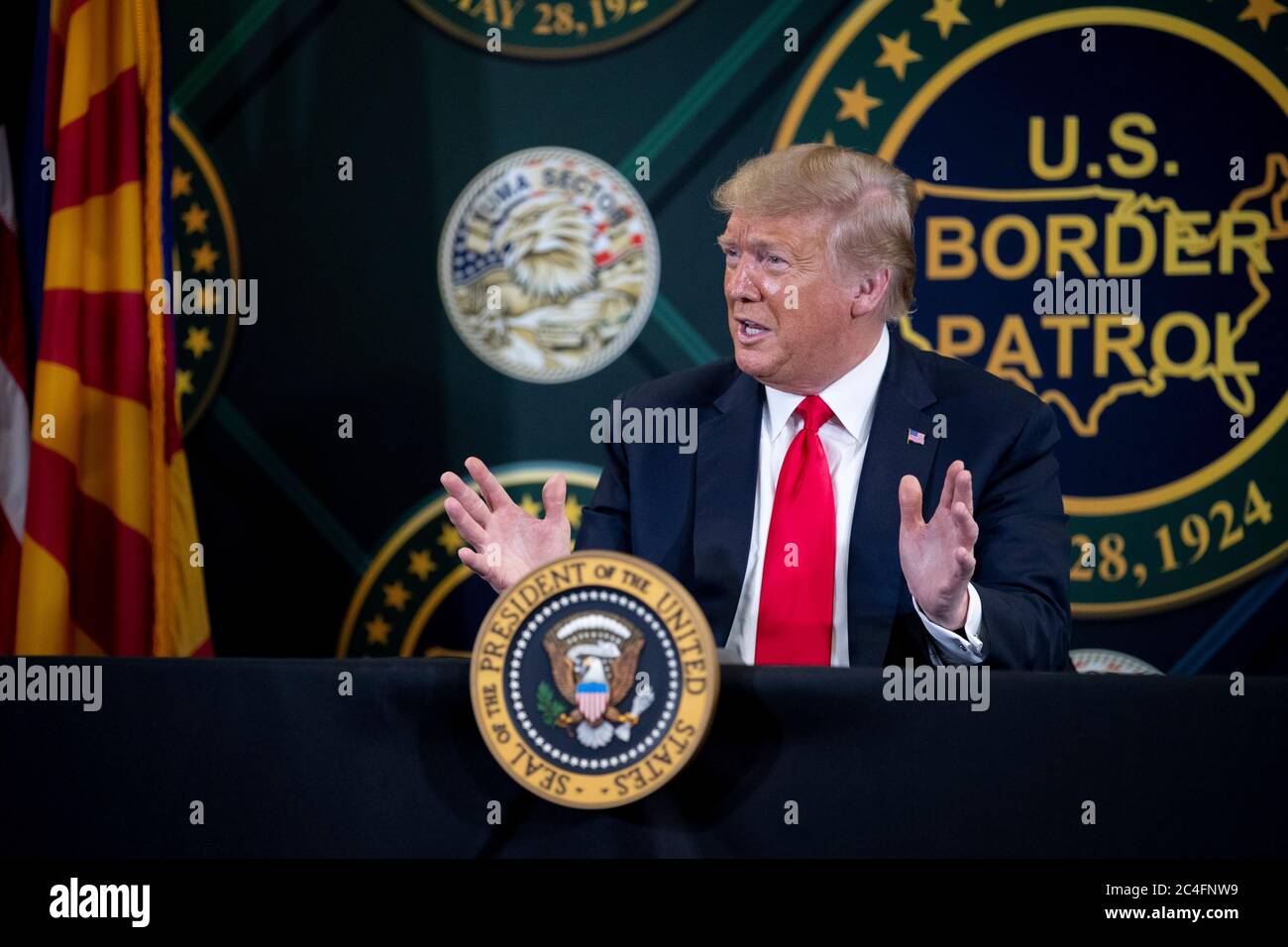 US-Präsident Donald Trump spricht während einer Diskussionsrunde zur Grenzsicherheit nach einem Besuch der neuen Grenzmauer am 23. Juni 2020 in Yuma, Arizona. Stockfoto