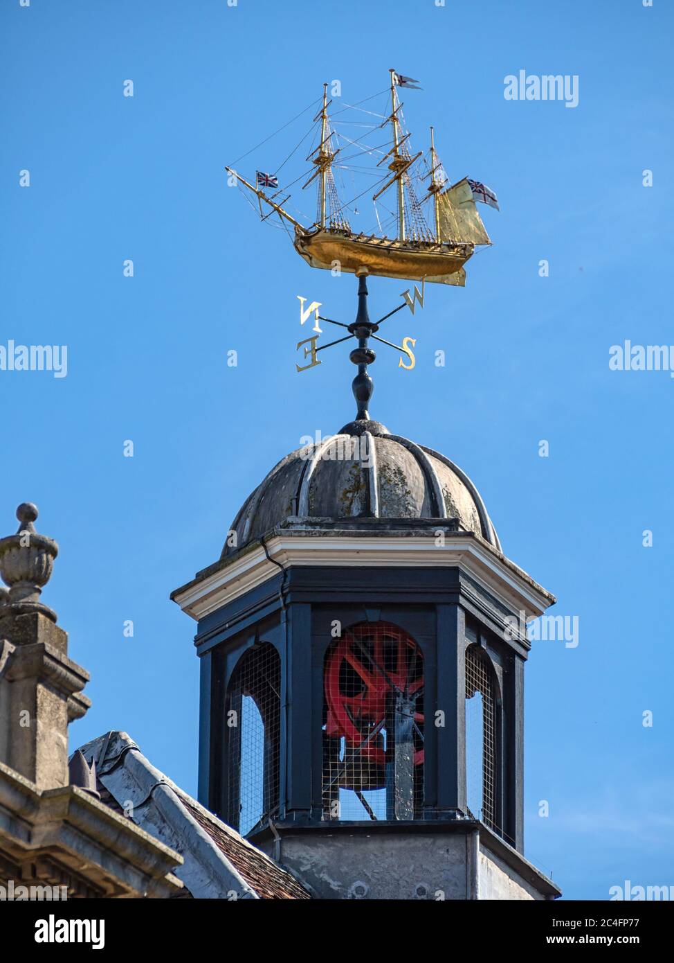 ROCHESTER, KENT, Großbritannien - 13. SEPTEMBER 2019: Die Kuppel und die Wetterfahne in Form eines Kriegsschiffs aus dem 18. Jahrhundert über dem Rochester Guildhall Museum Stockfoto