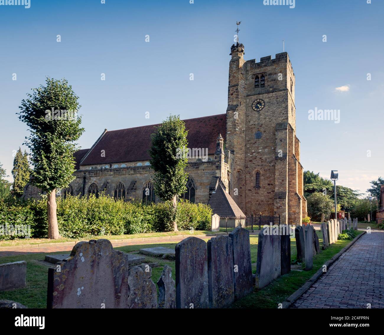 TONBRIDGE, KENT, Großbritannien: Blick auf die hübsche St. Peter und St. Paul's Church und den Kirchhof Stockfoto