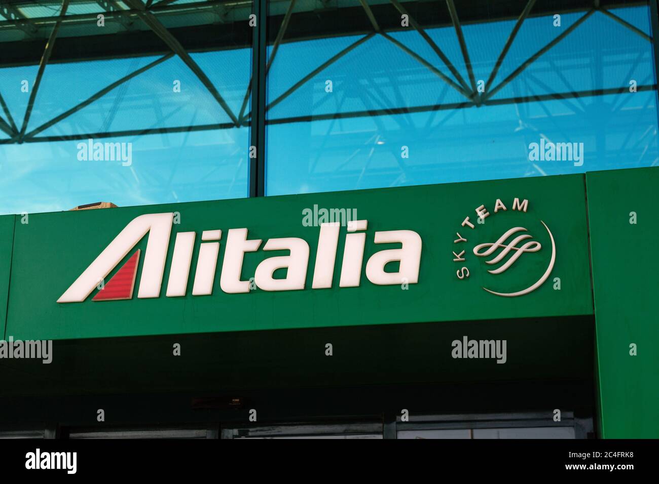 Rom, Italien - 1. Juni 2020: Eingang des Terminals 1 des internationalen Flughafens 'Leonardo da Vinci' in Fiumicino, Rom, Italien. Stockfoto