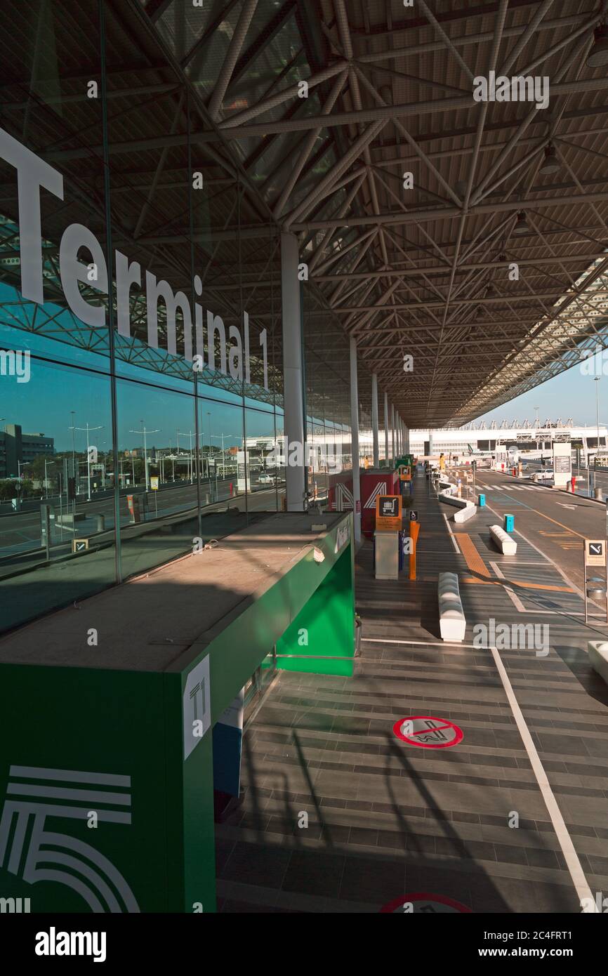 Rom, Italien - 1. Juni 2020: Eingang des Terminals 1 des internationalen Flughafens 'Leonardo da Vinci' in Fiumicino, Rom, Italien. Stockfoto