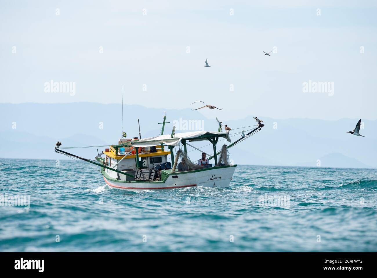 Traditionelle Garnelenschleppnetzfischerin aus Ilhabela, Süd-Brasilien Stockfoto