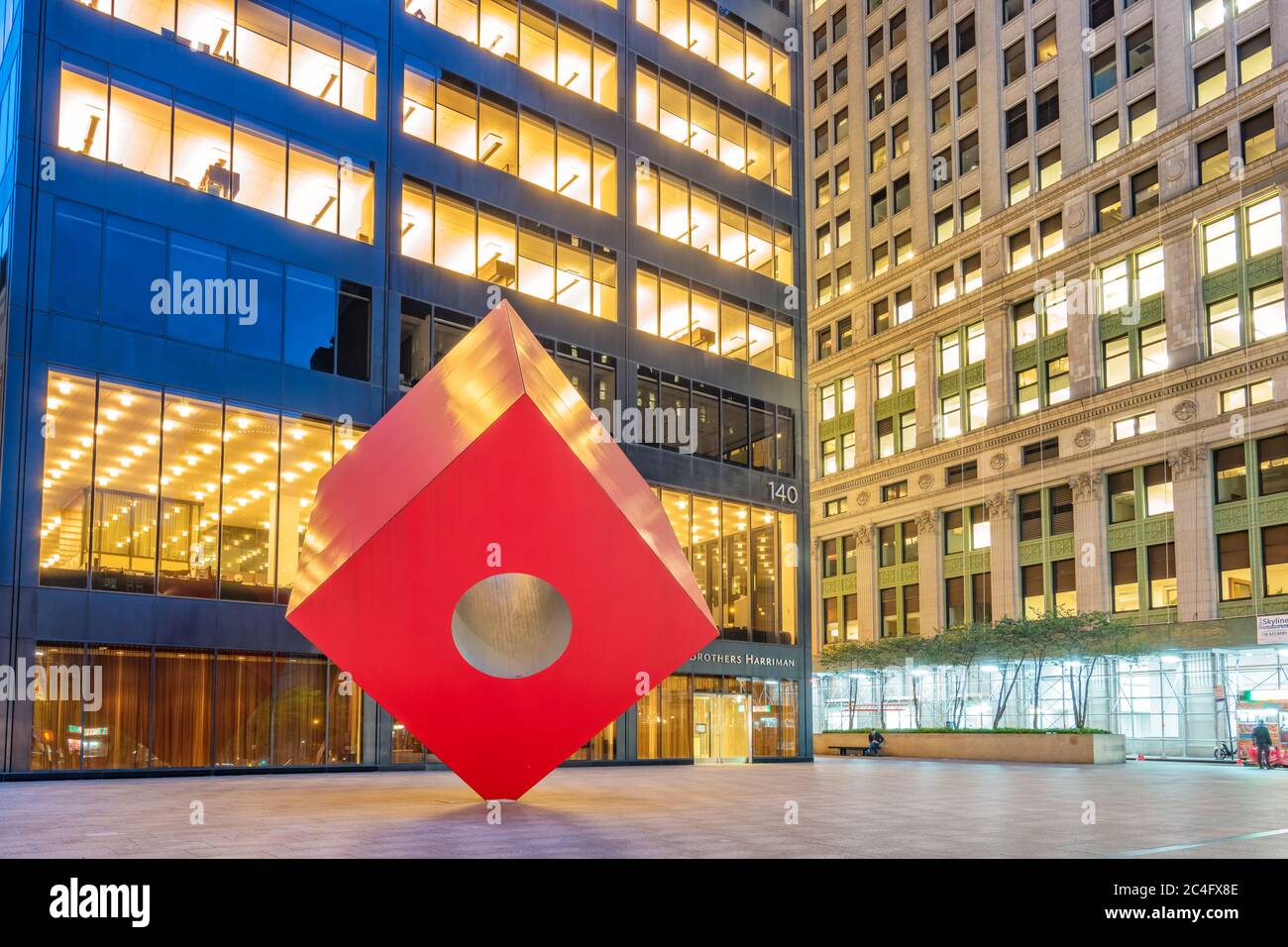 isamu-noguchis-skulptur-red-cube-steht-vor-dem-b-rogeb-ude-der-brown