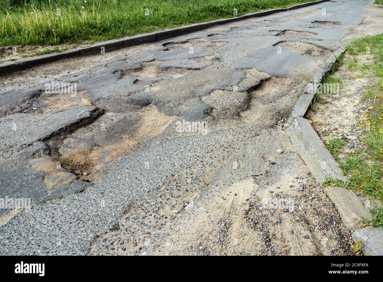 Schlechte Straße mit tiefen Gruben. Russland-Problem Stockfoto