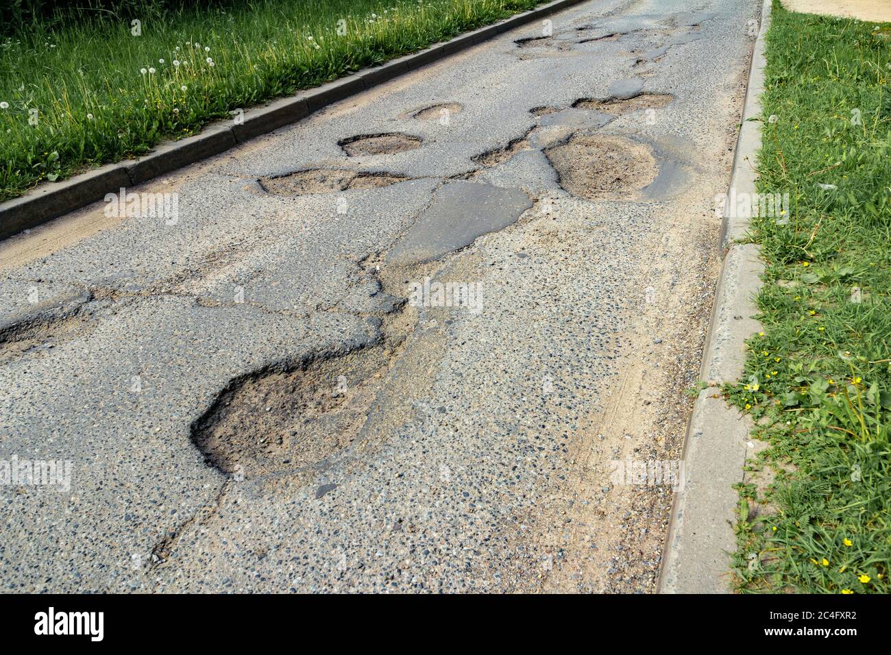 Schlechte Straße mit tiefen Gruben. Russland-Problem Stockfoto