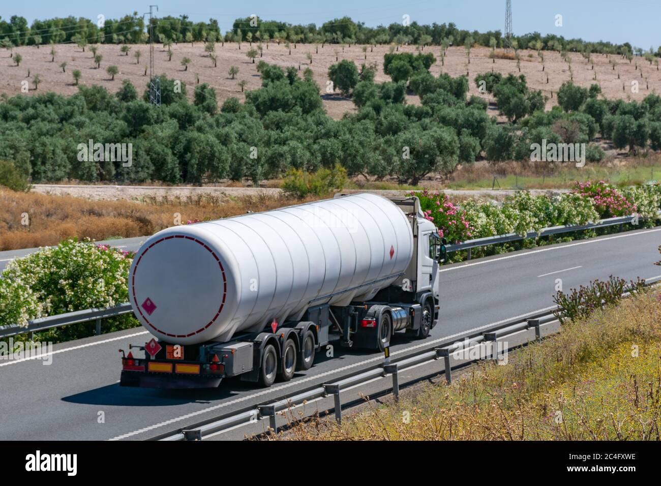 Tankwagen zum Transport gefährlicher Gase, die auf der Autobahn zirkulieren Stockfoto