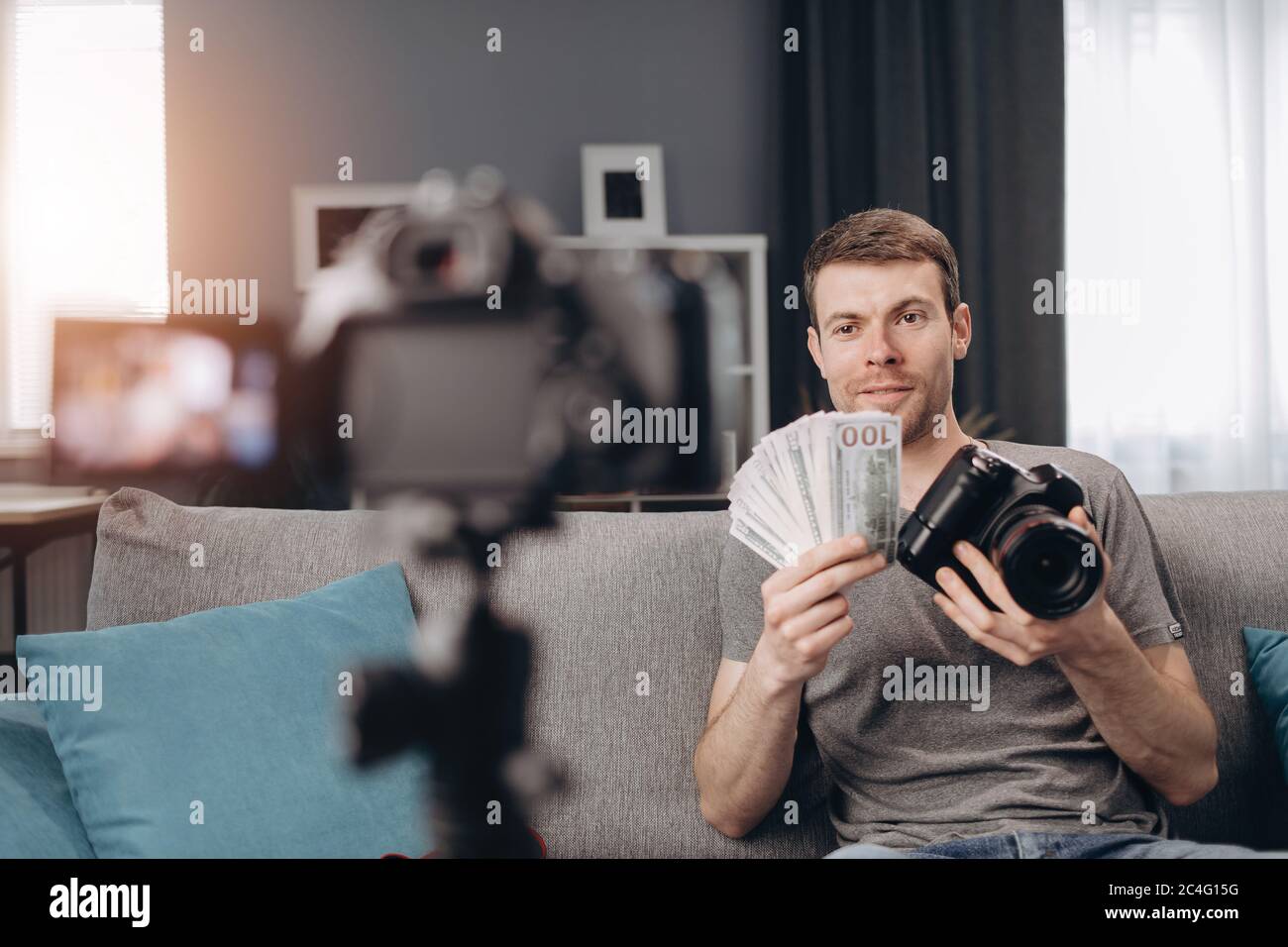 Glücklicher bärtiger Mann, der neues Video für Blog zu Hause filmt Stockfoto