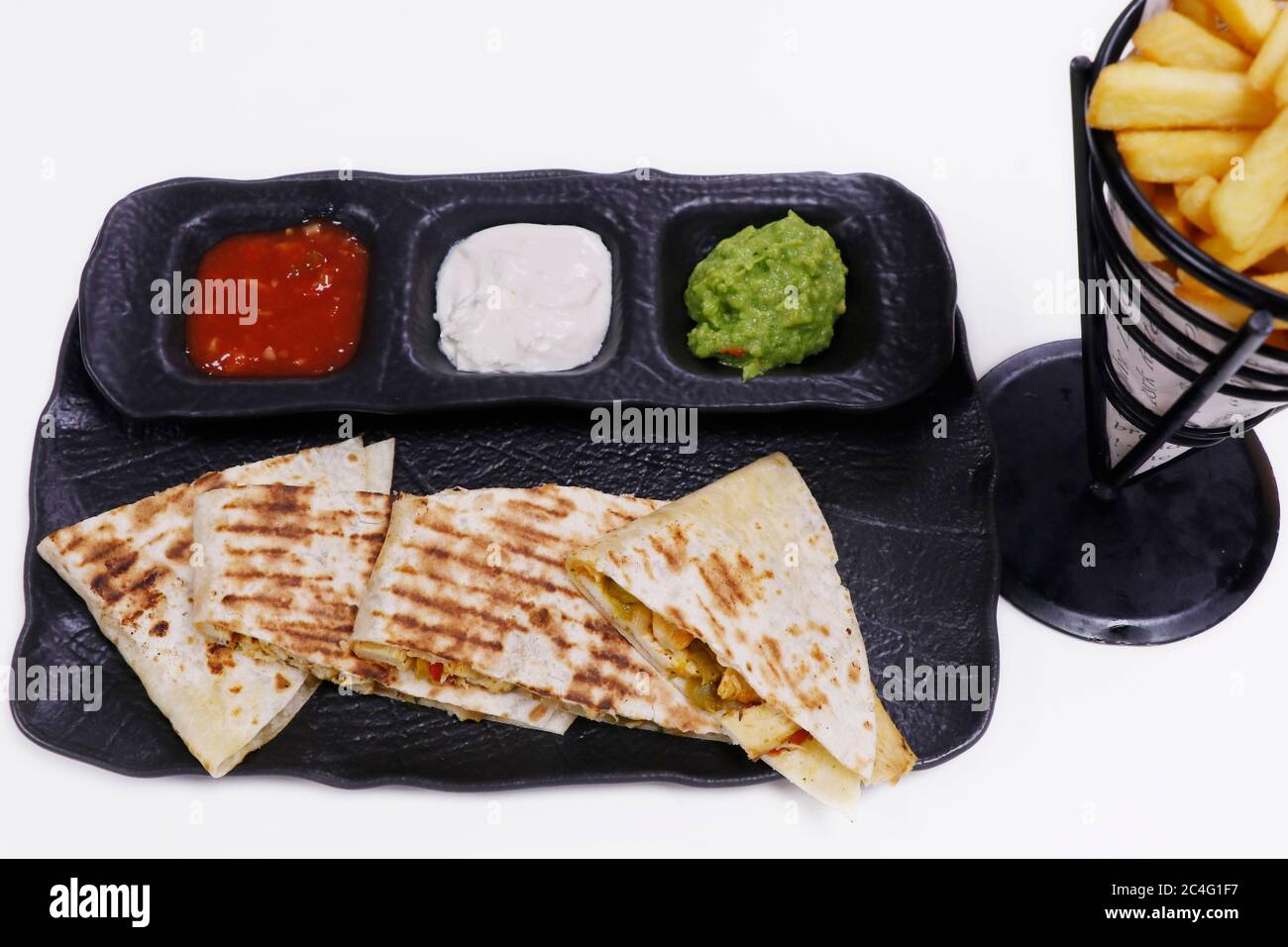 mexikanische Hähnchen Quesadilla Sandwiches mit Tomatensalsa, saurer Sahne und Avocado Gouccamoulie Stockfoto