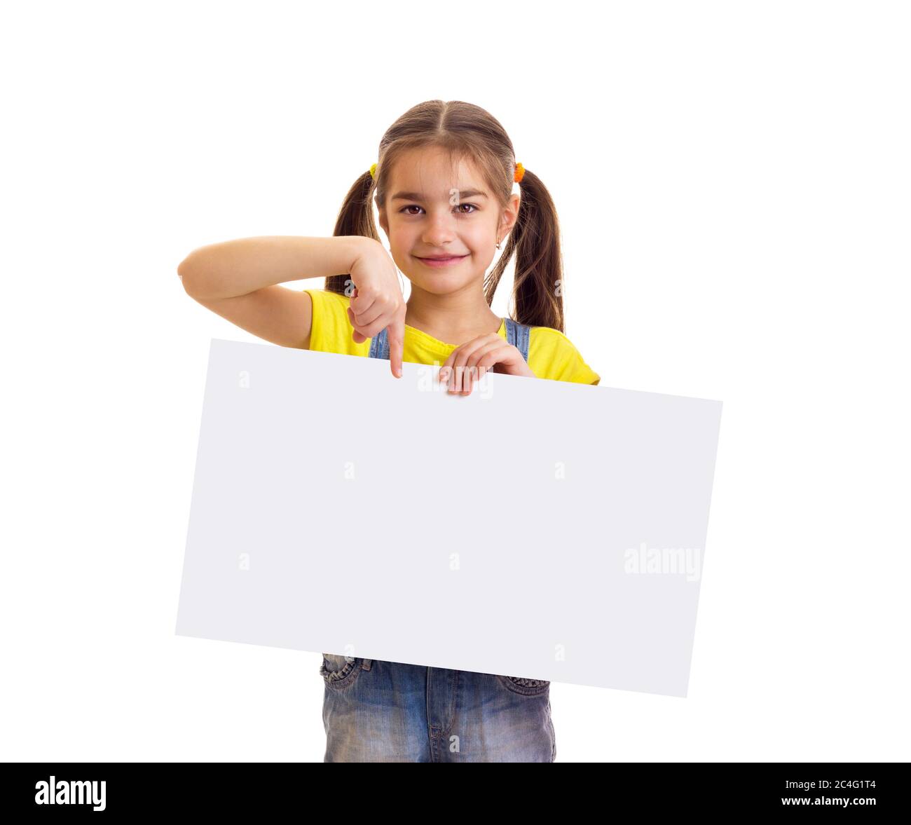 Kleines Mädchen in gelbem T-Shirt mit weißem leeren Plakat Stockfoto