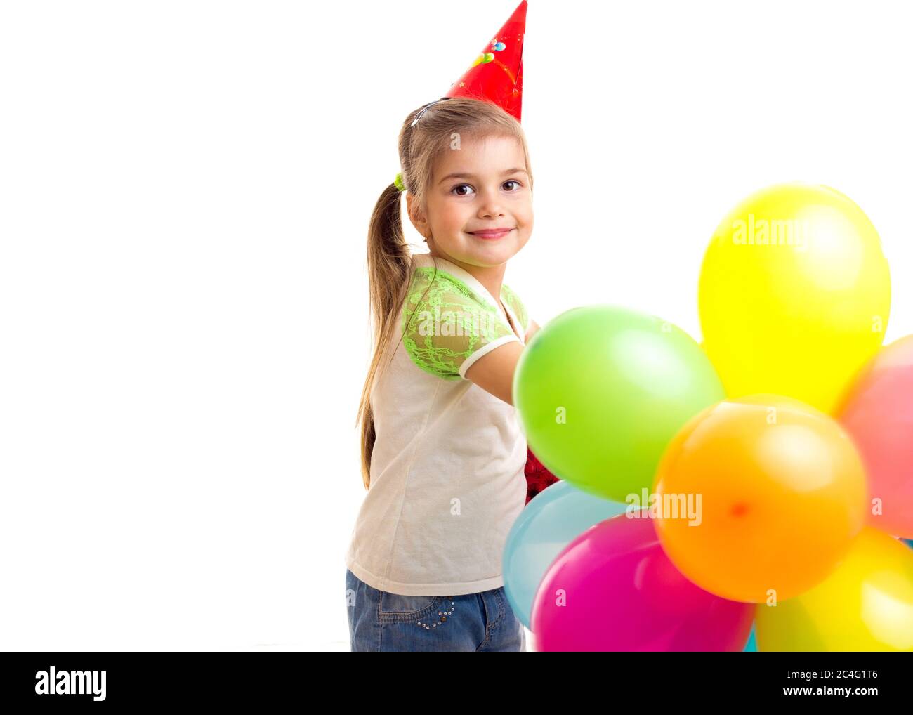 Kleines lächelndes Mädchen feiert Geburtstag mit bunten Ballonen Stockfoto
