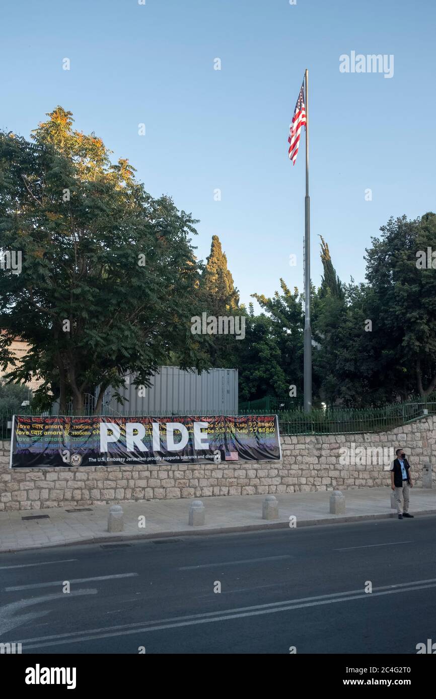 Jerusalem, ISRAEL 26. Juni 2020: Ein Banner zum LGBTQ Pride Month, auf dem stand: „STOLZ: Die US-Botschaft Jerusalem unterstützt stolz Toleranz und Vielfalt“, das vor der Wand des US-Konsulats in Jerusalem hängt, obwohl Stadtbeamte ihre Entfernung forderten. Das Konsulatsgebäude steht vor einem Park, in dem die lokale LGBTQ-Gemeinde ihre jährliche Pride-Kundgebung abhält. Quelle: Eddie Gerald/Alamy Live News Stockfoto