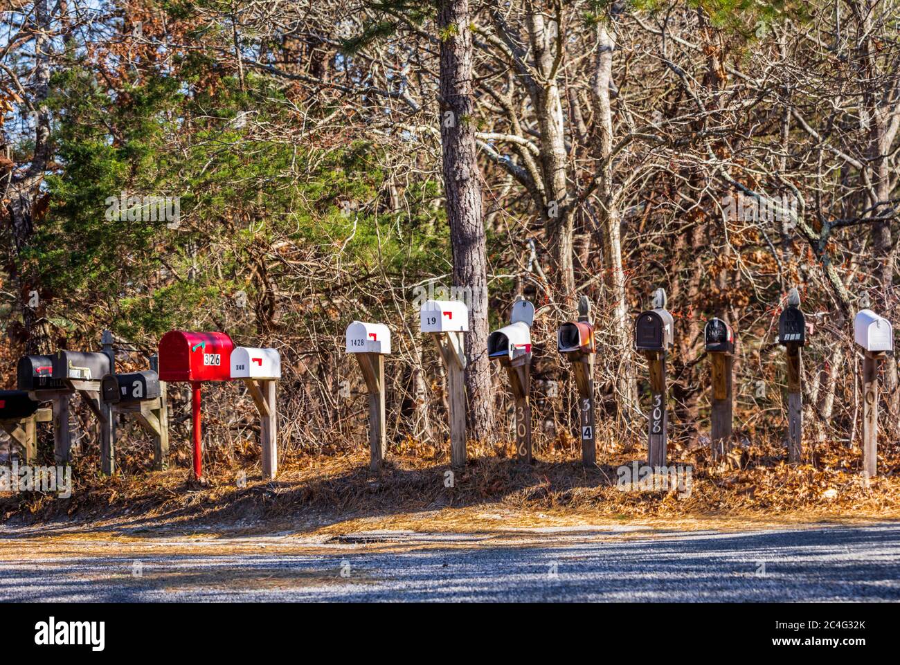 Reihe von Briefkästen auf Wohnstraße in der kleinen Stadt in Long Island Stockfoto