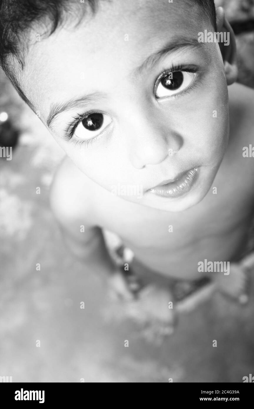 Kleines südasiatisches Jungen-Portrait mit ernsten Ausdrücken Stockfoto