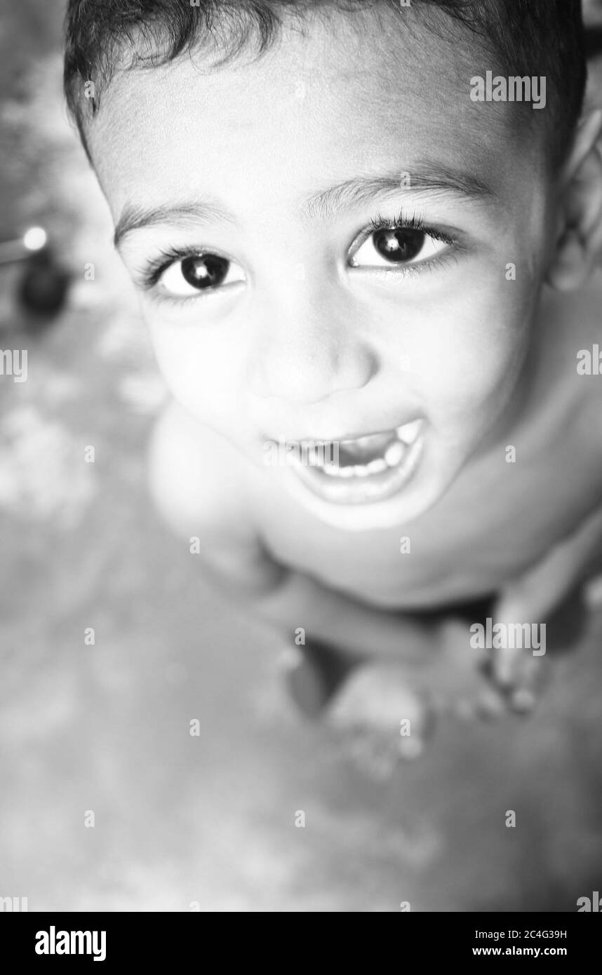 Kleiner südasiatischer Junge Portrait lachend und in die Kamera schauend Stockfoto