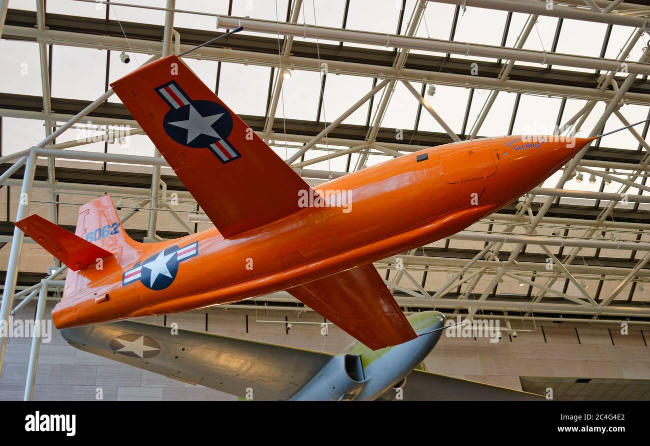 Bell X-1 experimentelle Raketenmotor-angetriebene Flugzeuge, das erste mit Besatzungsmacht bemundete Flugzeug, das die Schallgeschwindigkeit im Niveauflug überschreitet Stockfoto