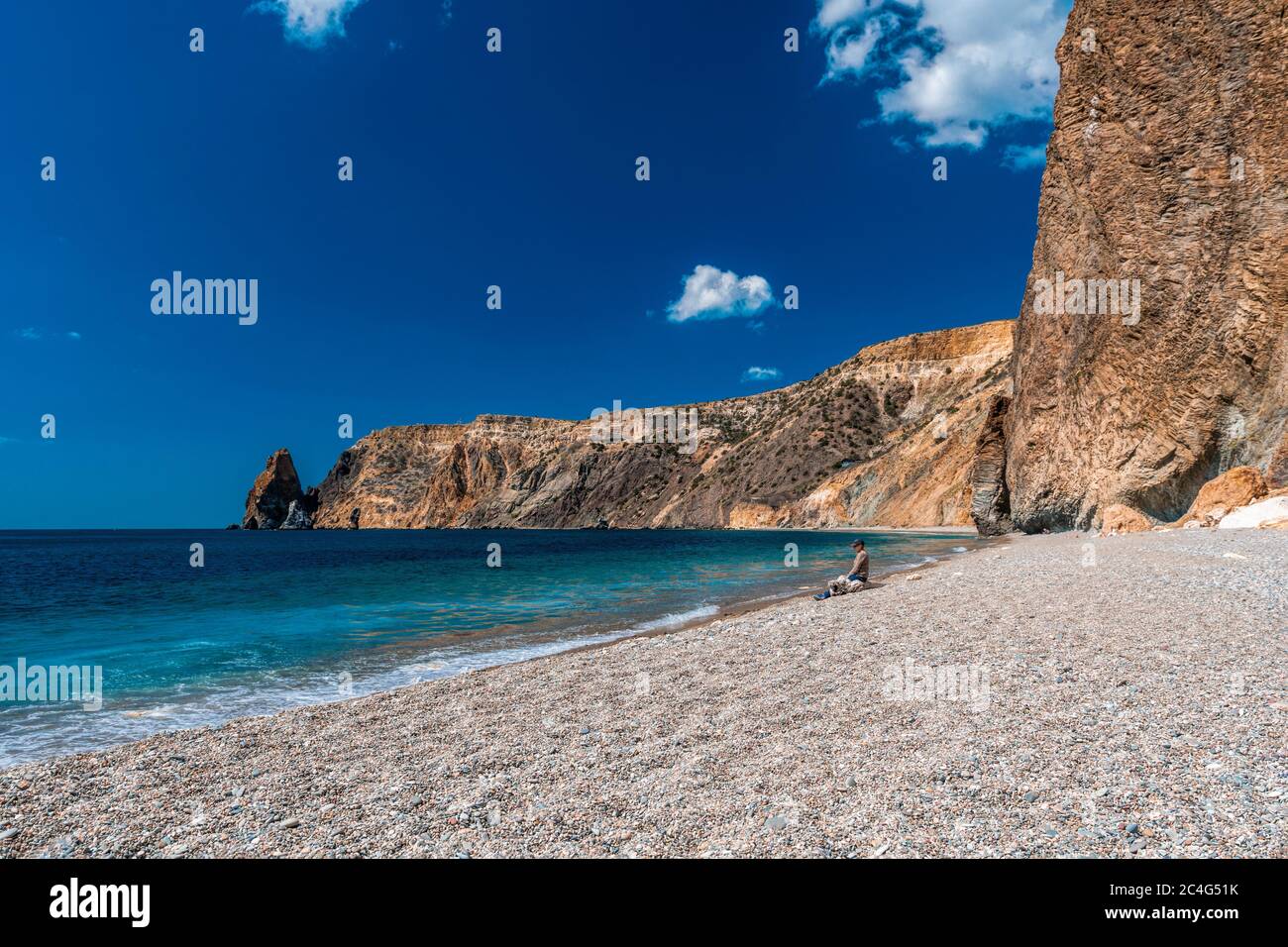 Panoramablick auf leeren Kiesstrand mit klarem azurblauen Wasser und geschichteten Felsen, Jasper Beach, Fiolent, Balaklava, Stadt Sewastopol in Krim. Der Stockfoto