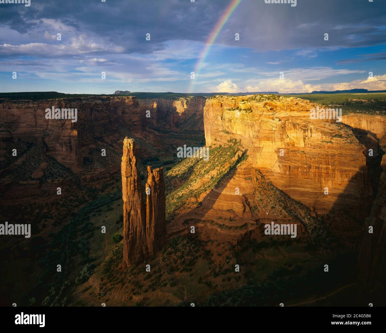 Canyon de Chelly National Monument AZ / AUG EIN Horizont-Regenbogen über Spider Rock nach einem Sommer-Monsunregen. Szene #2 Stockfoto