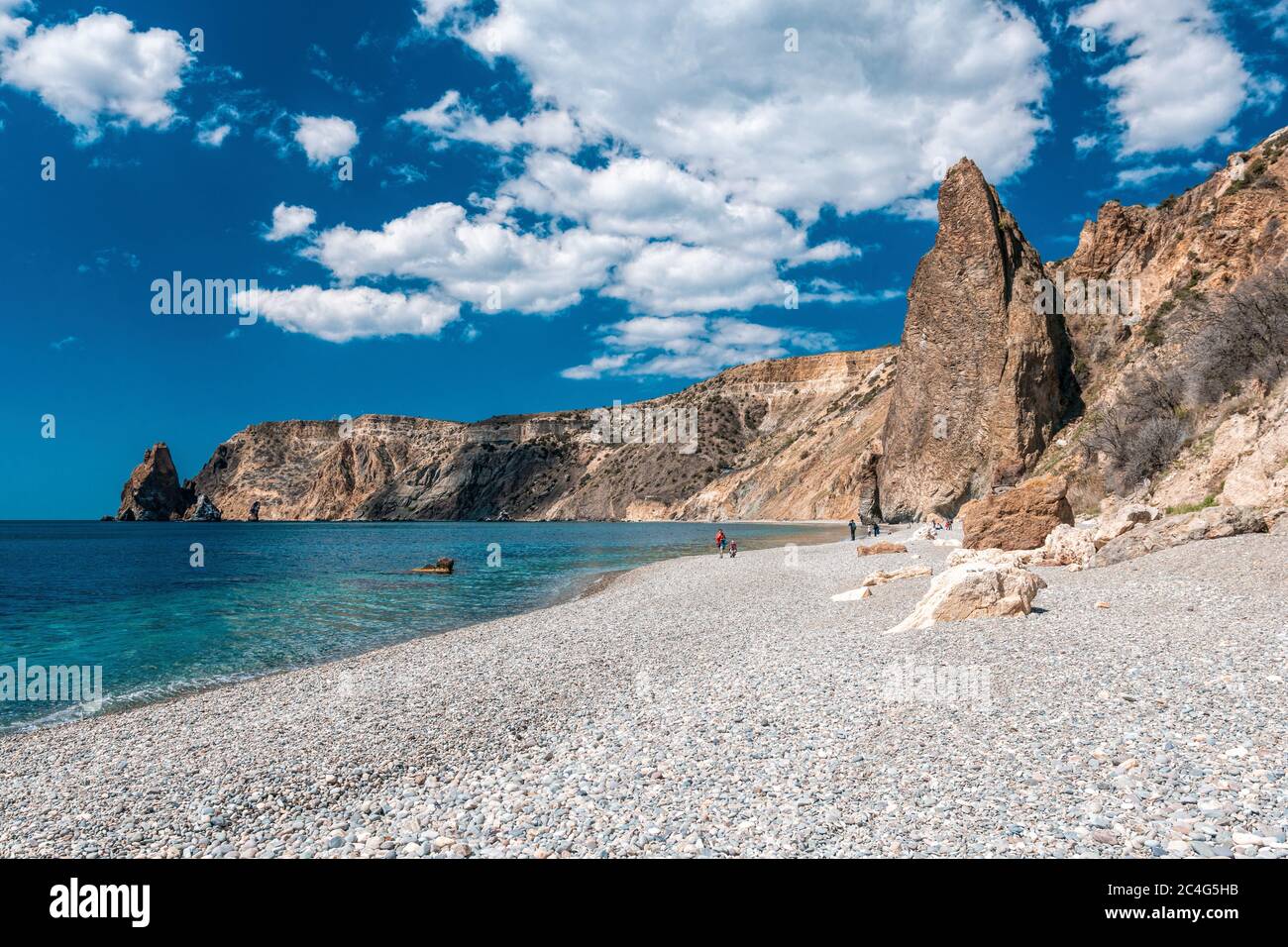 Panoramablick auf leeren Kiesstrand mit klarem azurblauen Wasser und geschichteten Felsen, Jasper Beach, Fiolent, Balaklava, Stadt Sewastopol in Krim. Der Stockfoto