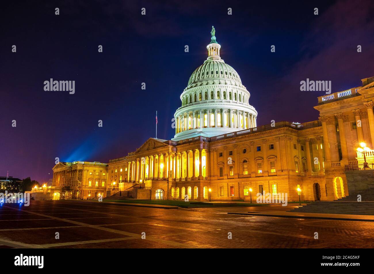 Architektonisches Licht beleuchtet Mall und Marmorkuppel am Osteingang des United States Capitol Gebäudes in der Nacht in Washington DC im Sommer Stockfoto